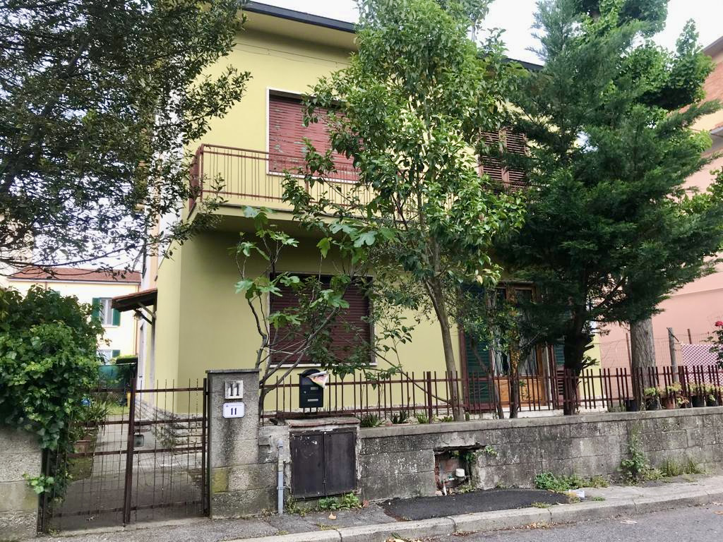 Villa bifamiliare libera su quattro lati zona via Fiorentina